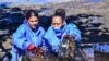 Deux bénévoles recueillent les fuites de pétrole du vraquier MV Wakashio qui s'était échoué sur la plage de Mahébourg, au sud-est de l'île Maurice, le 12 août 2020. (Photo: Beekash Roopun / L'Express Maurice / AFP)