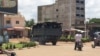 Les forces de l’ordre patrouillent dans les rues de Lomé, Togo, 11 avril 2018. (VOA/Kawi Lawson).