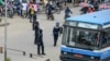 Les forces de police camerounaises patrouillent à un carrefour routier à Douala le 21 octobre 2017.