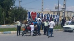 Sulduz şəhərinin girişində konstruksiyanın sökülməsinə etiraz edən vətəndaşlar