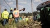 Des inspecteurs regardent un train accidenté près de Kroonstad, à 110 kilomètres de Johannesburg, le 4 janvier 2018.
