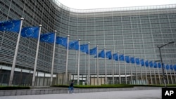 Bendera Uni Eropa berkibar tertiup angin di luar markas besar Uni Eropa di Brussels, Jumat, 5 April 2024. (AP/Virginia Mayo)
