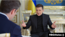 Володимир Зеленський протягом інтерв'ю Axios/HBO. 