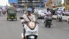 គណបក្សប្រជាជនកម្ពុជាដែលកំពុងដឹកនាំរដ្ឋាភិបាល​ នៅព្រឹកថ្ងៃសៅរ៍នេះ បានចាប់ផ្តើមយុទ្ធនាការឃោសនាបោះឆ្នោតដែលធំជាងគណបក្សនយោបាយផ្សេងៗ នៅរាជធានីភ្នំពេញ ថ្ងៃសៅរ៍ ទី២៩ ខែកក្កដា ឆ្នាំ២០១៨។ (ស៊ុន ណារិន/VOA)