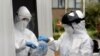 Le personnel médical s’apprête à effectuer des tests de Covid 19 dans un hôpital de Bruxelles, le 17 juillet 2020. REUTERS/Johanna Geron
