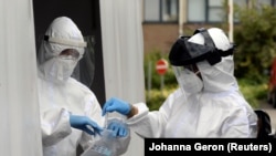 Le personnel médical s’apprête à effectuer des tests de Covid 19 dans un hôpital de Bruxelles, le 17 juillet 2020. REUTERS/Johanna Geron