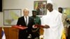  L'ex ministre malien de la Défense Bah N'Daw, à droite, et son homologue français Jean-Yves Le Drian se rencontrent à Bamako, le 16 juillet 2014. Bah N'Daw a été nommé président du Mali pour la période de transition.