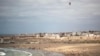 Des gens sur une plage rouverte le premier week-end après la levée des mesures de verrouillage à Sale, au Maroc, le vendredi 26 juin 2020. (photo d'archive)