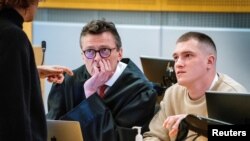 Колишній командир ПВК «Вагнера» Андрій Медведєв у суді зі своїм адвокатом Бриньюльфом Ріснесом в Осло, Норвегія, 25 квітня 2023 р.