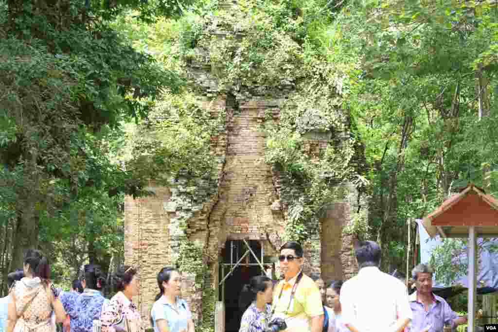 ទេសចរមកទស្សនារមណីយដ្ឋានប្រាសាទសំបូរព្រៃគុក កាលពីថ្ងៃទី១៣ ខែកក្កដា ឆ្នាំ២០១៧។&nbsp;(ស៊ុន ណារិន/VOA)