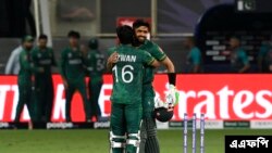ভারতের সঙ্গে জয় নিশ্চিত হওয়ার পর পাকিস্তানের অধিনায়ক বাবর আজম ও সতীর্থ মোহাম্মাদ রিজওয়ান আনন্দ প্রকাশ করছেন - অক্টোবর ২৪, ২০২১ - এএফপি 