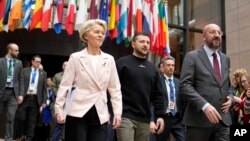 Архівне фото. Президентка Єврокомісії Урсула фон дер Ляєн, президент України Володимир Зеленський та президент Ради ЄС Шарль Мішель, Брюссель, 9 лютого 2023. AP Photo/Virginia Mayo