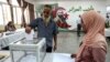 Un Algérien vote dans un bureau de vote lors de l'élection présidentielle, à Alger, le 7 septembre 2024.