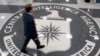 Seorang pria melintasi logo Central Intelligence Agency (CIA) di lobi Markas Besar CIA di Langley, Virginia. (Foto: AFP)
