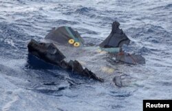 Sebuah benda terapung yang diyakini milik pesawat militer AS V-22 Osprey yang jatuh ke laut terlihat di lepas Pulau Yakushima. (Foto: Kyodo via Reuters)