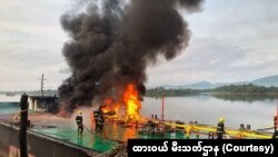 ထားဝယ်မြို့ကမ်းနား ဆီသင်္ဘောမီးလောင်ဓာတ်ပုံ- ထားဝယ်မီးသတ်ဌာန။