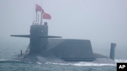 Атомний підводний човен ВМС Китайської народно-визвольної армії бере участь у військово-морському параді на честь 70-ї річниці заснування ВМС Китаю, 23 квітня 2019 року. (AP/Mark Schiefelbein)