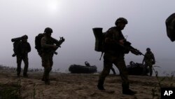Українські військовослужбовці на передовій поблизу Херсона, Україна, 15 жовтня 2023. AP Photo/Mstyslav Chernov