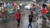 Anak-anak menyegarkan diri dengan air yang disemprotkan saat gelombang panas melanda Dhaka, Bangladesh, 28 April 2024. (Foto: REUTERS/Mohammad Ponir Hossain)