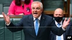 Prime Minister Scott Morrison ক্যানবেরায় পার্লামেন্ট হাউজে প্রশ্নের উত্তর দিচ্ছেন অস্টেলিয়ার প্রধানমন্ত্রী, স্কট মরিসন, ফাইল ছবি, ১৯শে অক্টোবর, ২০২১/ছবি, লুকাস কচ/এপি 