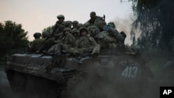 Українські військові на передовій поблизу Бахмута, Донецька область, Україна, четвер, 29 червня 2023 року. (AP Photo/Alex Babenko)