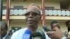 Gwamnan yankin Bamenda da aka sace dalibai 81 da shugaban makaranta a Kamaru Deben Tchoffo a lokacin ziyarar da ya kai makarantar Presbyterian 