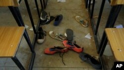 Viatu vya wanafunzi waliotekwa nyara kutoka Shule ya Sekondari ya Sayansi ya Serikali vinaonekana ndani ya chumba chao cha darasa Kankara, Nigeria, Jumatano, Desemba 16, 2020.
