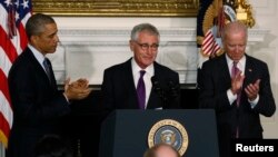 Президент США Барак Обама та віце-президент Джозеф Байден на прес-конференції з приводу відставки Гейґела (у центрі). 