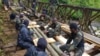 Les militaires Cameroun sur un pont, en direction de Wum, en zone anglophone, le 6 décembre 2018. (VOA/Ministère de la défense)