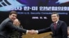 마크 에스퍼 미 국방장관과 정경두 한국 국방부 장관이 15일 서울에서 열린 제51차 안보협의회(SCM) 고위회담에 앞서 악수하고 있다.