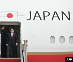 Perdana Menteri Jepang Fumio Kishida tiba di Pangkalan Udara Seoul di Seongnam, untuk pertemuan trilateral dengan China dan Korea Selatan, Minggu, 26 Mei 2024. (Foto: Anthony Wallace/AFP)