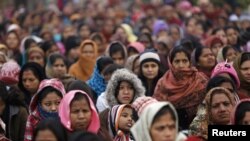 Mata sun taru domin yiwa budurwar da aka yiwa fyaden taron dangi addu'a