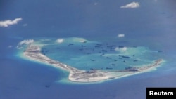 美国海军P-8A海神侦察机2015年5月21日在有争议的斯普拉特利群岛（南沙群岛）的美济礁上空拍摄到的数艘中国挖沙船。
