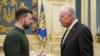 Спеціальний представник США з питань України та Росії Кіт Келлог і президент України Володимир Зеленський розмовляють під час зустрічі в Києві, 20 лютого 2025 р. (Фото: AP Photo/Євгеній Малолєтка)