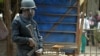 Un policier camerounais monte la garde à Bamenda, ville anglophone, lors du congrès du parti du Front social démocrate (SDF), le 22 février 2018. (Reinnier KAZE / AFP)