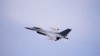 Перші західні винищувачі F-16 з'являться в Україні у червні-липні. Про це раніше цього місяця повідомив Reuters із посиланням на українського військового високопосадовця. Фото для ілюстрації: данський літак F-16.