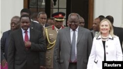 Kenya's President Mwai Kibaki (C), flanked by U.S. Secretary of State Hillary Clinton (R) and his vice president Kalonzo Musyoka (L), leaves after a meeting at State House in Nairobi August 4, 2012. 