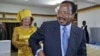 Paul Biya vote à Yaoundé le 11 octobre 2004 