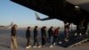 Мигранты на борту военного самолета C-17 Globemaster III в преддверии процедуры депортации, Форт-Блисс, Техас, 23 января 2025 года