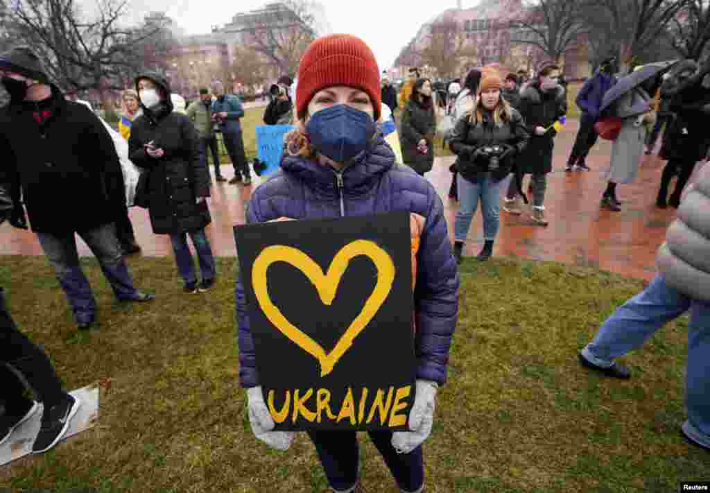 Una mujer sostiene un cartel con un corazón en una protesta después de que Rusia lanzó una operación militar masiva contra Ucrania, durante un mitin de "Apoye a Ucrania" frente a la Casa Blanca en Washington.