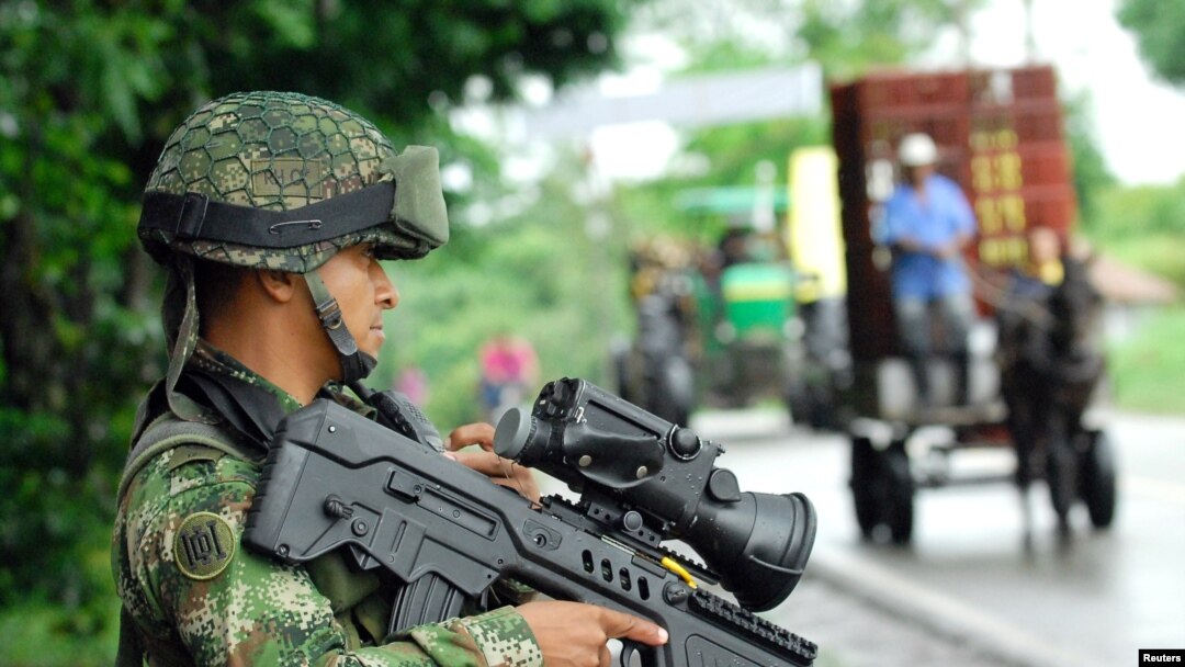 Un soldado colombiano monta guardia en Corinto, Cauca. Foto de archivo de las elecciones del 2010.