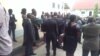 Des avocats venus soutenir l’un de leur collègue en attente de jugement au Tribunal militaire de Yaoundé, Cameroun, 2 février 2017. (VOA/Emmanuel Jules Ntap)