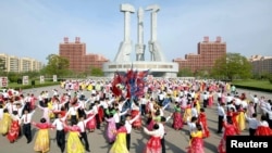 朝鮮半島中央通訊社（KCNA）在2017年4月25日提供的照片顯示，北韓建軍節期間，民眾在廣場上跳舞。