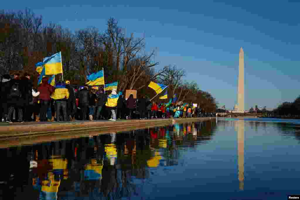 Manifestantes marchan a lo largo del National Mall desde el Lincoln Memorial hasta la Casa Blanca durante la protesta "Juntos con Ucrania".