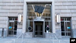 资料照片: 2025年2月7日美国国际开发署（USAID）总部门外的标志和徽标被从墙上拆除。