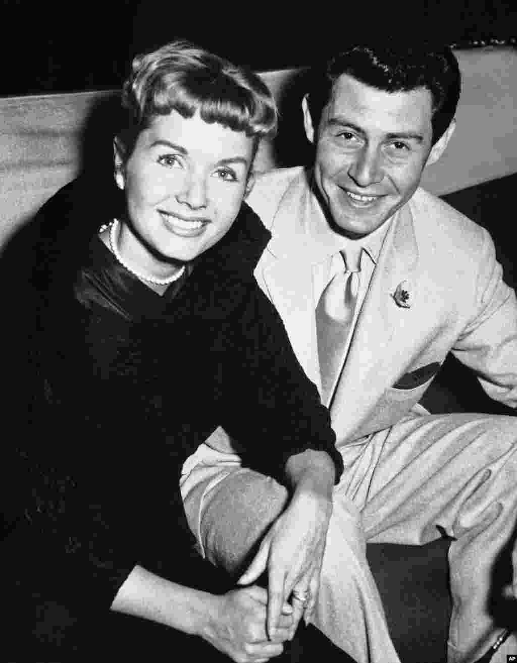 លោក Eddie Fisher និងភរិយាអ្នកស្រី Debbie Reynolds បានចូលរួមក្នុងកម្មវិធីទទួលស្វាគមន៍នៅឯសាលមហោស្រព Prince of Wales ទីក្រុងឡុងដ៏។ អ្នកស្រី Reynolds បានប្រៀបធៀបការបែកបាក់របស់អ្នកស្រីនិងស្វាមី ទៅនឹងស្នេហាត្រីកោណរបស់តារាសម្តែងអ្នកស្រី Jennifer Aniston អ្នកស្រី Angelina Jolie និងលោក Brad Pitt។