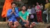 ឃាតករ​សិប្បនិម្មិត​ប៊ន សំណាង(ឆ្វេង)​និង​សុខ ​សំអឿន​​ទទួលទឹកមន្ត​រំដោះគ្រោះ​ ក្រោយ​ពេលចេញ​ពី​ការជាប់ឃុំឃាំង​ដ៏​អយុត្តិធម៌។​