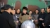 김정은 북한 국무위원장이 핵무기 연구 부문 과학자, 기술자들을 만나 핵무기 병기화 사업을 지도했다며 지난 2016년 3월 관영 조선중앙통신이 공개한 사진. 아래쪽에 핵탄두 기폭장치 추정 물체가 보인다.