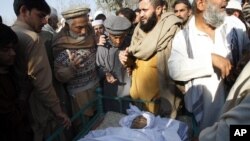 بينا افتخار ویلي دحکومت لخوا دصحت کارکوونکو ته 250 روپۍ ورځ ورکول کيږي چې ددې لپاره هغوي خپل بچي نۀ شي يتيمانان کولى