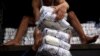 Pekerja menurunkan kantong garam dari truk di sebuah gudang di Jakarta, Indonesia, 14 Maret 2018. (REUTERS / Beawiharta)